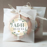 Adesivo Redondo Monograma de Casamento de Coração Floral Dourado C<br><div class="desc">O adesivo de sotaque de casamento apresenta um monograma das iniciais da noiva e do noivo e a data de casamento que pode ser personalizada em cinzas verdes e escuras ricas / cores pretas suaves. Um coração dourado acentua o design e uma elegante camada de aquarela floral enquadra o texto...</div>