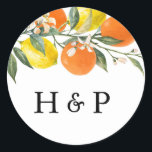 Adesivo Redondo Monograma de Casamento de Laranja Botânico e Limão<br><div class="desc">Dê ao seu casamento um toque fresco e personalizado com este adesivo de casamento monograma personalizável, com um charmoso design de limões e laranjas. Perfeito por adicionar um pouco de talento de cidade aos seus favores de casamento, convites, ou decoração, este adesivo permite mostrar suas iniciais em estilo. Personalize este...</div>