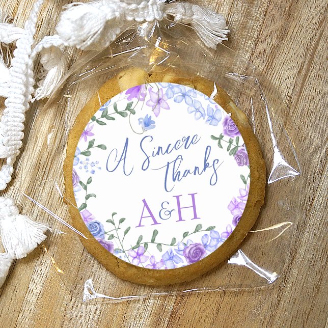 Adesivo Redondo Monograma de Casamento Floral Azul Púrpura e Azul  (purple, lavender, lilac, light dusty blue springtime wedding color mix, wedding favor stickers)