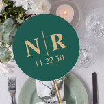 Adesivo Redondo Monograma De Casamento, Noite E Iniciais De Casame<br><div class="desc">Aceite a essência da sua união com nosso monograma de casamento personalizável, apresentando suas iniciais delicadamente entrelaçadas em uma design minimalista. A matiz verde impressionante simboliza o crescimento e a harmonia, enquanto os sotaques dourados exudem luxo e opulência, fazer esses adesivos como um complemento à sua papelaria de casamento. Quer...</div>