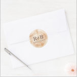 Adesivo Redondo Monograma de Casamento Russo de Disco de Madeira<br><div class="desc">Capture o encanto rústico do seu próximo casamento com este Monograma de Casamento Russo de Disco de Madeira Personalizado. Apresentando um fundo de corte de madeira com anéis, este adesivo permite adicionar um toque pessoal personalizando-o com suas próprias iniciais de nome. A forma redonda e impressão de madeira deste adesivo...</div>