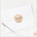 Adesivo Redondo Monograma de Casamento Russo de Disco de Madeira<br><div class="desc">Capture o encanto rústico do seu próximo casamento com este Monograma de Casamento Russo de Disco de Madeira Personalizado. Apresentando um fundo de corte de madeira com anéis, este adesivo permite adicionar um toque pessoal personalizando-o com suas próprias iniciais de nome. A forma redonda e impressão de madeira deste adesivo...</div>