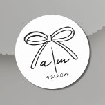 Adesivo Redondo Monograma de Casamento Whimsical de Arco Desenhado<br><div class="desc">Vinheta redonda clássica de Monograma de Casamento Químico com Arco Desenhado à Mão. Pinheiros De Casamentos Redondos Minimalistas. Esses bonitos e simples adesivos redondos de casamento são o toque perfeito para selar envelopes, decorar favores ou adicionar um elemento personalizado aos detalhes de seu casamento. No centro, um arco desenhado à...</div>