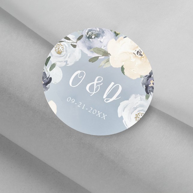 Adesivo Redondo Monograma de casamentos azuis empoeirado (Blooming botanical dusty blue Wedding monogram Classic Round Sticker)