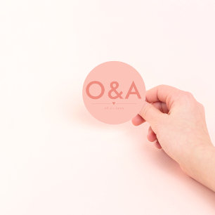 Adesivo Redondo Monograma de Envelope de Casamento Moderno   Coral