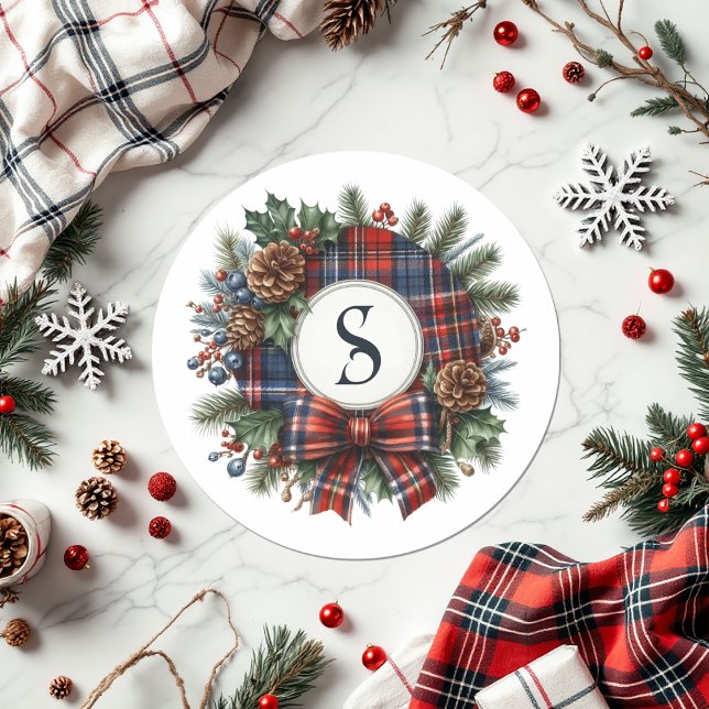 Adesivo Redondo Monograma de Guirlanda de Xadrez Antigo Natal Feri (Vintage Plaid Wreath Monogram Christmas Holiday Classic Round Sticker)