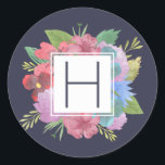 Adesivo Redondo Monograma do Marinho de flor selvagem<br><div class="desc">Os amáveis monogramas florais são um toque perfeito para a correspondência ou favores! O bonito design apresenta um buquê florescente de flores silvestres multicolores em uma vibrante cor d'água,  colocado contra um rico fundo azul marinho da meia-noite com o seu monograma inicial do solteiro no centro.</div>