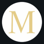 Adesivo Redondo Monograma Elegante branco e Dourado<br><div class="desc">Um design elegante, branco e dourado, na moda, com o seu monograma em estilo de fonte profissional de ouro, em fundo branco. Clique no botão personalizar para personalizar o design escolhendo a cor que você quer e até mesmo adicionando seu próprio texto. Note-se que a folha de ouro apresentada no...</div>