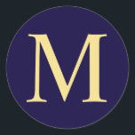 Adesivo Redondo Monograma Elegante marinho Azul e Dourado<br><div class="desc">Um design elegante marinho azul-na moda, , azul-, dourado, que apresenta o seu monograma no estilo de fonte profissional dourado sobre fundo azul-marinho. Clique no botão personalizar para personalizar o design escolhendo a cor que você quer e até mesmo adicionando seu próprio texto. Note-se que a folha de ouro apresentada...</div>