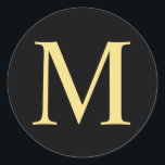 Adesivo Redondo Monograma Elegante Preto e Dourado<br><div class="desc">Um design elegante e preto-e-ouro, com na moda, que apresenta o seu monograma em estilo de fonte profissional de ouro em fundo preto. Clique no botão personalizar para personalizar o design escolhendo a cor que você quer e até mesmo adicionando seu próprio texto. Note-se que a folha de ouro apresentada...</div>