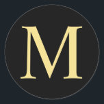 Adesivo Redondo Monograma Elegante Preto e Dourado<br><div class="desc">Um design elegante e preto-e-ouro, com na moda, que apresenta o seu monograma em estilo de fonte profissional de ouro em fundo preto. Clique no botão personalizar para personalizar o design escolhendo a cor que você quer e até mesmo adicionando seu próprio texto. Note-se que a folha de ouro apresentada...</div>