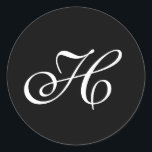 Adesivo Redondo Monograma Envelope Selo<br><div class="desc">Use este simples selo de envelope monograma para qualquer ocasião. Altere o estilo ou cor da fonte,  a cor de fundo,  etc. Para obter assistência,  envie-me um e-mail para stillmemories@mail.com ou poste um comentário na minha parede.</div>