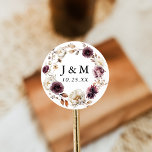 Adesivo Redondo Monograma Floral Rustic Autumn Marsala<br><div class="desc">Adicione um toque encantador ao seu casamento com estes adesivos florais de casamentos elegantes, mostrando seu monograma ou iniciais e data de casamento dentro de uma delicada faixa de flores aquáticas e folhagem em marfim, creme, marsala, roxo, marrom e laranja. Perfeito por selar envelopes de casamento, favorecer bolsas, cartas de...</div>