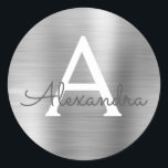 Adesivo Redondo Monograma Girly Metálico de Prata Moderna<br><div class="desc">Vedante Moderno De Silver Faux Girly Metálico Stainless De Aço Vestido Elegante. Este adesivo pode ser personalizado para incluir seu nome inicial e nome próprio para um pacote de presentes.</div>