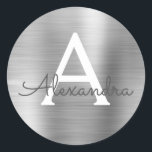 Adesivo Redondo Monograma Girly Metálico de Prata Moderna<br><div class="desc">Vedante Moderno De Silver Faux Girly Metálico Stainless De Aço Vestido Elegante. Este adesivo pode ser personalizado para incluir seu nome inicial e nome próprio para um pacote de presentes.</div>