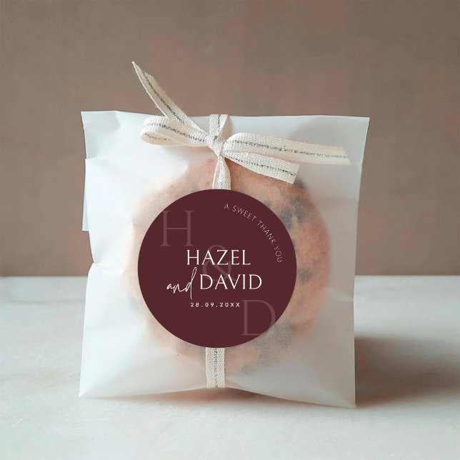 Adesivo Redondo Monograma Minimalista Moderno Casamento Borgonha (Modern burgundy monogram round sticker adds a rich, minimalist finish to wedding details.)