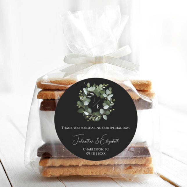 Adesivo Redondo Monograma Moderno Eucalyptus Wreath Black (Black Modern Monogram Eucalyptus Wreath Wedding Favor Sticker)