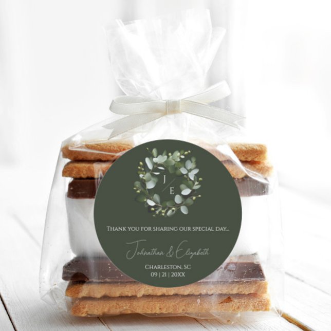 Adesivo Redondo Monograma Moderno Eucalyptus Wreath Dark Verde (Dark Green Modern Monogram Eucalyptus Wreath Wedding Favor Sticker)