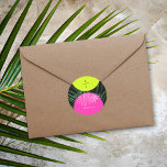 Adesivo Redondo Monograma Neon Arches Palma Tropical Casamento de<br><div class="desc">arco amarelo neon e cor-de-rosa sobre o fundo da folha de palma escura,  com monograma na ilustração da folha de palma da arte de linhagem negra e branca.</div>