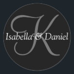 Adesivo Redondo Monograma Personalizável de Casamento de na moda B<br><div class="desc">Vinhetas de selagem personalizáveis de monograma de na moda Bride Groom</div>