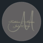 Adesivo Redondo Monograma preto e Dourado<br><div class="desc">Dourado monograma em fundo preto. Personalize para atender às suas necessidades.</div>