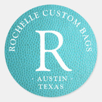 Monograma rodeado com couros e peles