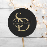 Adesivo Redondo Monograma Simples De Casamento Personalizado Com N<br><div class="desc">Elevem seus detalhes de casamento com o Simple Wedding Monograma Personalizado com Name Classic Round Sticker. Estas etiquetas de nome personalizadas de monograma de casamento são concebidas para adicionar um toque personalizado e elegante ao seu dia especial. Apresentando as iniciais da noiva e do noivo em um elegante design preto...</div>