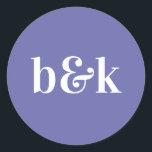 Adesivo Redondo Monograma Simples Inicial Casamento Roxo<br><div class="desc">Design de casamento moderno,  mínimo,  minimalista e simples com letras grandes em negrito em cor laranja: VERY PERI,  lilac mauve (cor,  fonte,  texto,  tamanho pode ser alterado).  Com monogramas de data e noiva e noiva (iniciais).  Vinhetas/selos para envelopes de casamento. Perfeito para aquele casal para o casamento outono/outono.</div>