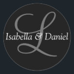 Adesivo Redondo Monograma Vinheta Monograma de Casamento de Selo<br><div class="desc">Os presentes monográficos têm uma enorme seleção de selos de correio USPS personalizáveis, autocolantes de envelope, cartões de saudação, camisetas, chapéus, botões, ímãs e muito mais. Estes monogramas são excelente de enviar convites para casamento, Convites de festas de aniversário, anúncios de graduação, e festas de aniversário surpresa apenas para citar...</div>