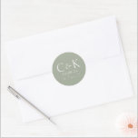 Adesivo Redondo Monogramas Iniciais Sage Green Wedding<br><div class="desc">Estas etiquetas de adesivos de casamento personalizadas apresentam uma design simples e moderna. No centro,  figuram duas iniciais de monograma,  seguidas de uma data de casamento e de um local. O plano de fundo apresenta uma elegante cor verde de sábio.</div>