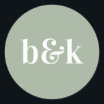 Adesivo Redondo Monogramas minimalistas Sage Green Wedding<br><div class="desc">Design de casamento moderno,  mínimo e minimalista com letras grandes em negrito na cor do tom: Sage,  Light Green (cor,  fonte,  texto,  tamanho pode ser alterado). Com monogramas de data e noiva e noiva,  monogramas (iniciais). Vinhetas/selos para envelopes de casamento. Perfeito para aquele casal para o casamento outono/outono.</div>