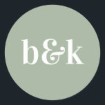 Adesivo Redondo Monogramas minimalistas Sage Green Wedding<br><div class="desc">Design de casamento moderno,  mínimo e minimalista com letras grandes em negrito na cor do tom: Sage,  Light Green (cor,  fonte,  texto,  tamanho pode ser alterado). Com monogramas de data e noiva e noiva,  monogramas (iniciais). Vinhetas/selos para envelopes de casamento. Perfeito para aquele casal para o casamento outono/outono.</div>