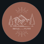Adesivo Redondo Montanhas Line Art Casamento Terracotta<br><div class="desc">Ilustração de montanhas com árvores verdes. O fundo é cor de terracota escura.</div>