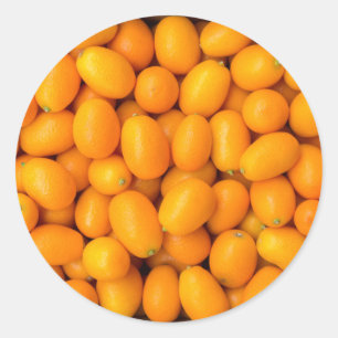 Adesivo Redondo Montão de kumquats alaranjados na caixa de cartã