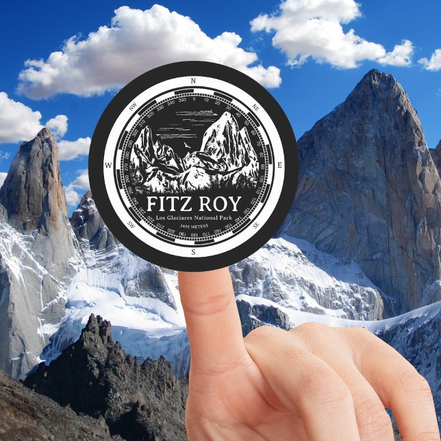 Adesivo Redondo Monte Fitz Roy - Cerro Chaltén América do Sul (Mount Fitz Roy Round Sticker in Back with a white compass and mountain illustration)