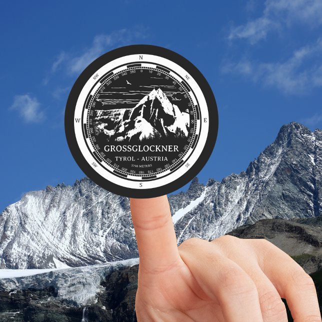 Adesivo Redondo Monte Grossglockner - Alps Tirol Áustria (Mount Grossglockner Round Sticker in Back with a white compass and mountain illustration)