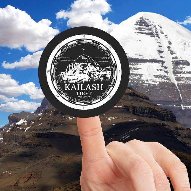 Adesivo Redondo Monte Kailash - Gang Rinpoche Tibete (Mount Kailash - Gang Rinpoche Round Sticker in Back with a white compass and mountain illustration)