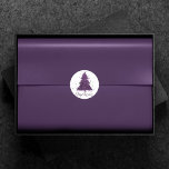 Adesivo Redondo Moody Felry Christmas | Personalização Roxo Profun<br><div class="desc">Esta é a estação para decorar e entreter! Árvore moderna, escura e modesta de abstrato e com a letra de "Feliz Natal" em uma paleta rica e luxuosa. Esta elegante design festiva apresenta uma árvore de Natal cintilante e caprichosa com uma pintura frisada melhorada com brilho metálico falso. Para outras...</div>