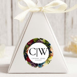 Adesivo Redondo Moody Floral Burgundy Casamento Monograma<br><div class="desc">Moody Burgundy Floral Wedding Collection, é uma fusão cativante de matizes profundos e ricos. Com opções em marinho azul, esmeralda e variações góticas em preto, esta coleção é uma combinação perfeita para qualquer tema de casamento em tom de joia. De convites encantadores a papelaria coordenada, nossos designs capturam a essência...</div>