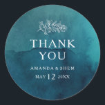 Adesivo Redondo Moody Ocean Watercolor Obrigado A Favor Do Casamen<br><div class="desc">Este moody obrigado de aquarela do oceano que vocês viciados em casamento são perfeitos para o seu simples casamento com um boho tropical. Ele é projetado com folhas tropicais brancas minimalistas e um impressionante fundo azul-esverdeado.</div>