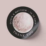 Adesivo Redondo Moon de Aquarela | Preto, Obrigado, Favor de Casam<br><div class="desc">Traga um elemento ousado e encantador aos seus favores de casamento com este obrigado negro de lua mística que você cola. Apresentando um design de lua de cor d'água de cheio suave emparelhado com um roteiro elegante, este adesivo combina romance e mistério. Perfeito para casais que querem algo não tradicional...</div>