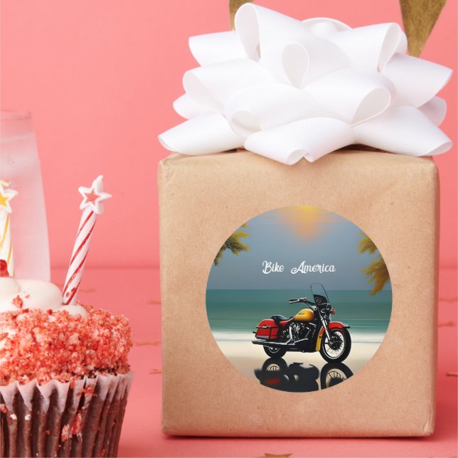 Adesivo Redondo Motocicleta estacionada perto do Oceano (Festa)