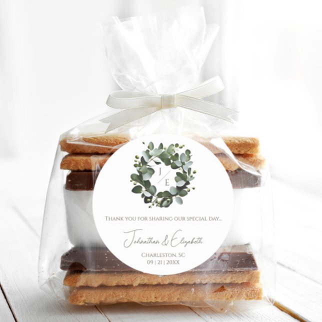 Adesivo Redondo Movimento Moderno Monograma Eucalyptus Wreath Favo (White Modern Monogram Eucalyptus Wreath Wedding Favor Sticker)