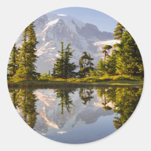 Adesivo Redondo Mt. Rainier refletido em uma chuva perto do Pico d