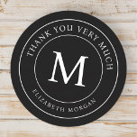 Adesivo Redondo Muito Obrigado, Moderno Monograma<br><div class="desc">Essa design simples e moderna é composta por tipografia de serifa. Use isto como adesivo de envelope nos envelopes de cartões de agradecimentos para amigos e familiares.</div>