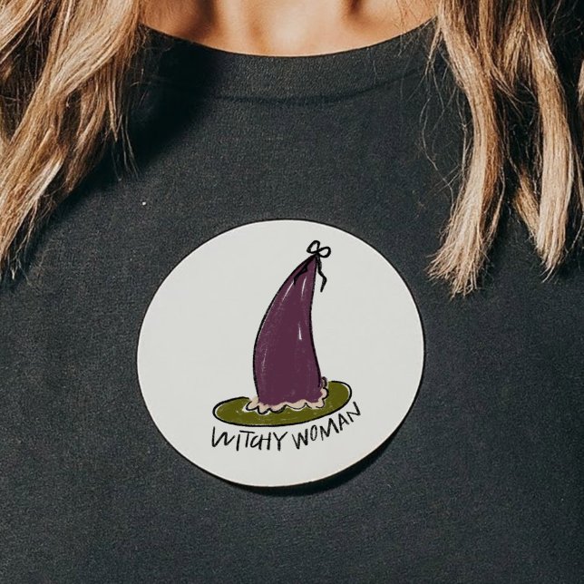 Adesivo Redondo Mulher Bruxa Ilustrada Chapéu de Bruxa Roxo (Witchy Woman Illustrated Purple Witch Hat Classic Round Sticker)