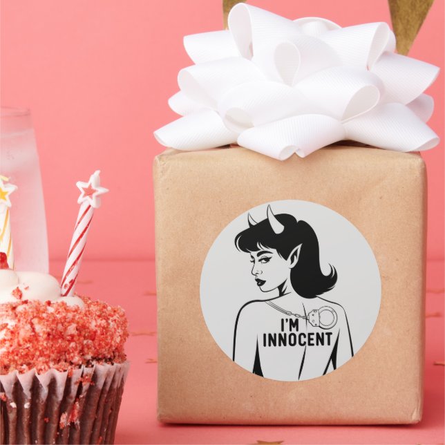 Adesivo Redondo Mulher Inocente Devilista (Festa)