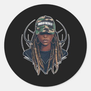 Adesivo Redondo Mulher negra imperturbável com locs camuflados pre