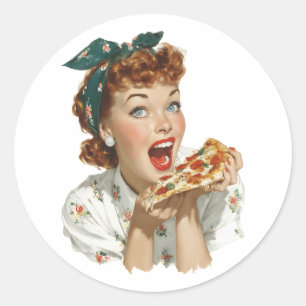 Adesivo Redondo Mulher Retro Disfrutando de uma Fatia de Pizza