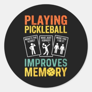 Adesivo Redondo Mulheres jogando pickleball melhora a memória engr